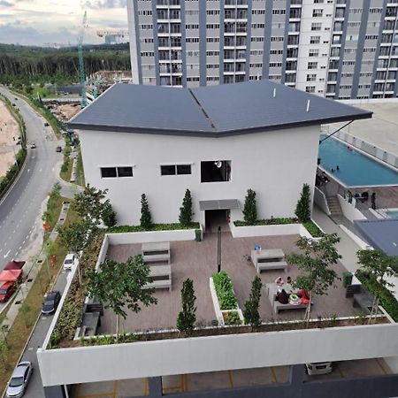 Impiana Homestay Near Putrajaya, Cyberjaya, Musliem Only,Wifi,Netflix Kampung Dengkil Exteriör bild