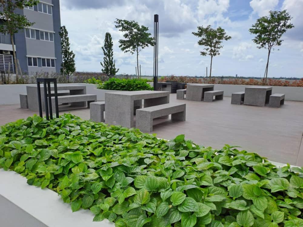 Impiana Homestay Near Putrajaya, Cyberjaya, Musliem Only,Wifi,Netflix Kampung Dengkil Exteriör bild