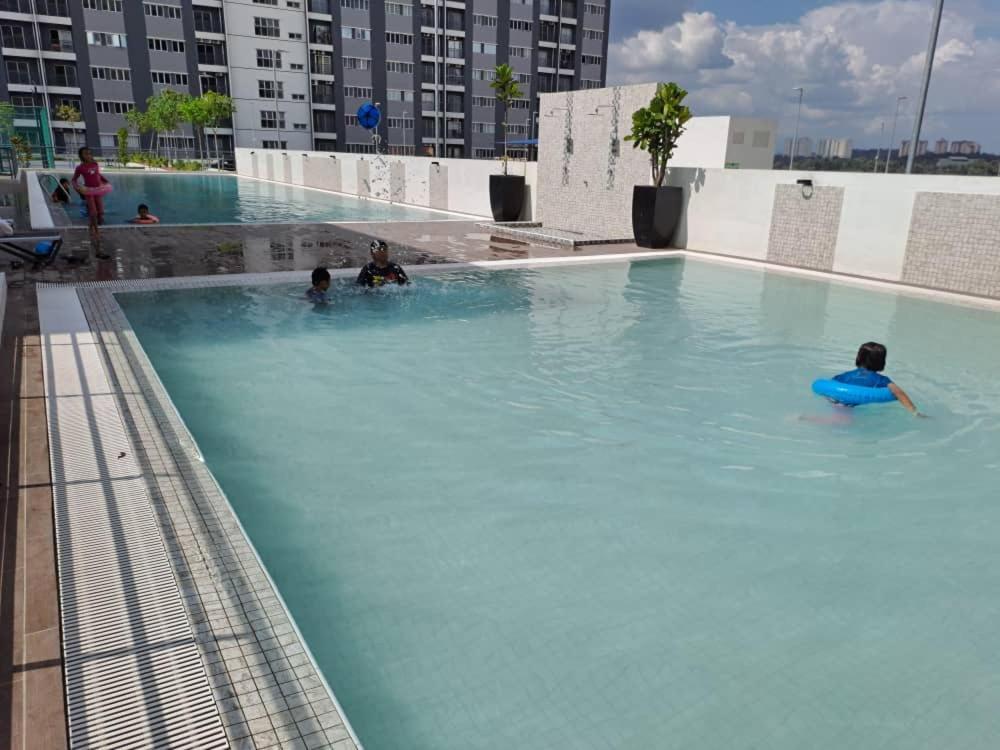 Impiana Homestay Near Putrajaya, Cyberjaya, Musliem Only,Wifi,Netflix Kampung Dengkil Exteriör bild