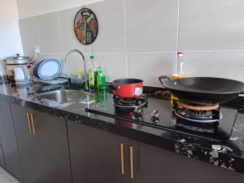 Impiana Homestay Near Putrajaya, Cyberjaya, Musliem Only,Wifi,Netflix Kampung Dengkil Exteriör bild